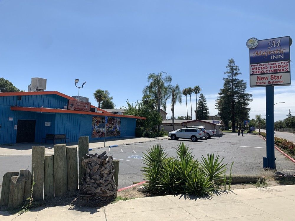 Restaurant For Lease off of HWY 198 - Includes All Equipment : 4545 West Noble Avenue, Visalia, CA 93277